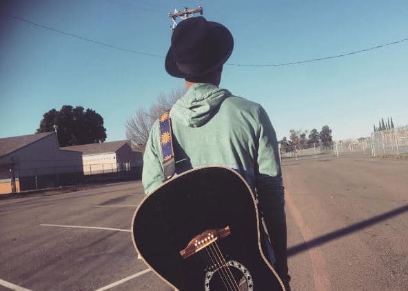 Para eso, practica con su padre y está aprendiendo a expresarse mejor.