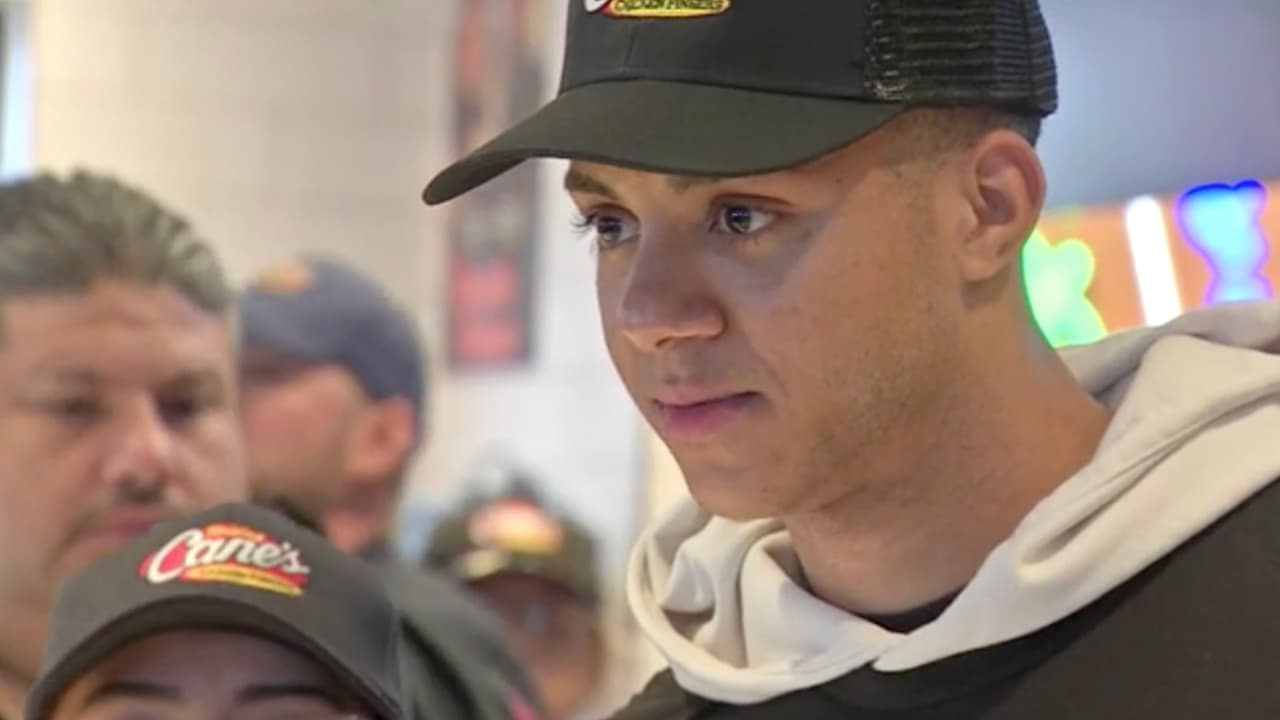 El jugador estrella de los 
<a href="https://www.univision.com/local/houston-kxln/eres-campeon-y-lo-eres-para-siempre-inicia-el-desfile-de-celebracion-con-los-astros-de-houston-video" target="_blank">Astros,</a> Jeremy Peña atrajo a una gran multitud en un restaurante de comida rápida que visitó en Houston.