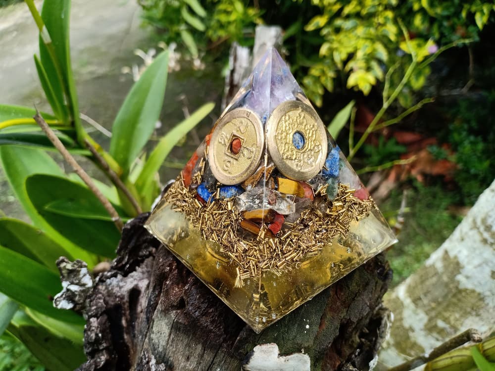 Hay quienes se cuelgan pequeñas réplicas de pirámides de cuarzo, jade, plata y otros materiales con el mismo propósito, inclusive con los tonos de los colores zodiacales.  