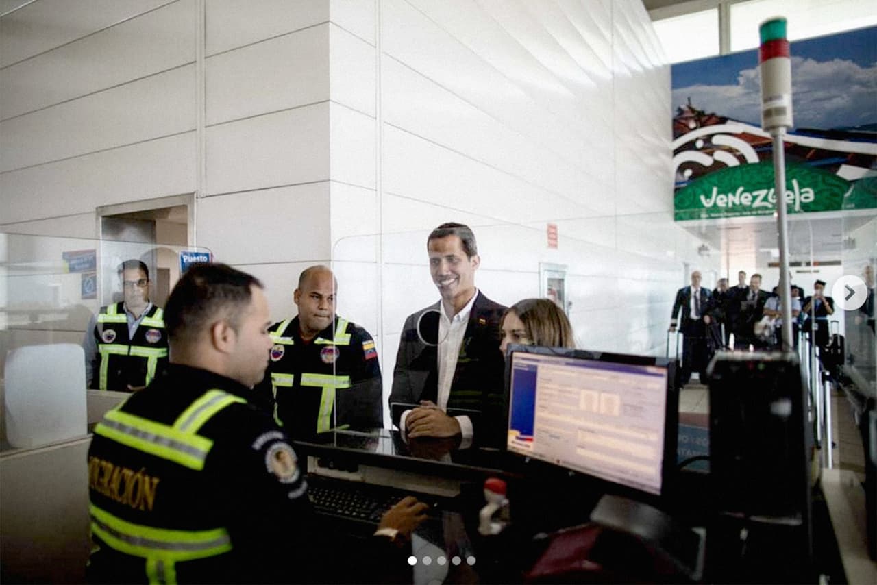 El jóven político en el momento de presentar su pasaporte a un funcionario de migración venezolano. Arribó por la puerta principal de la terminal del aeropuerto internacional que sirve a Caracas en medio de la incertidumbre que se generó a su regreso por haber abandonado el país cuando lo tenía prohibido.