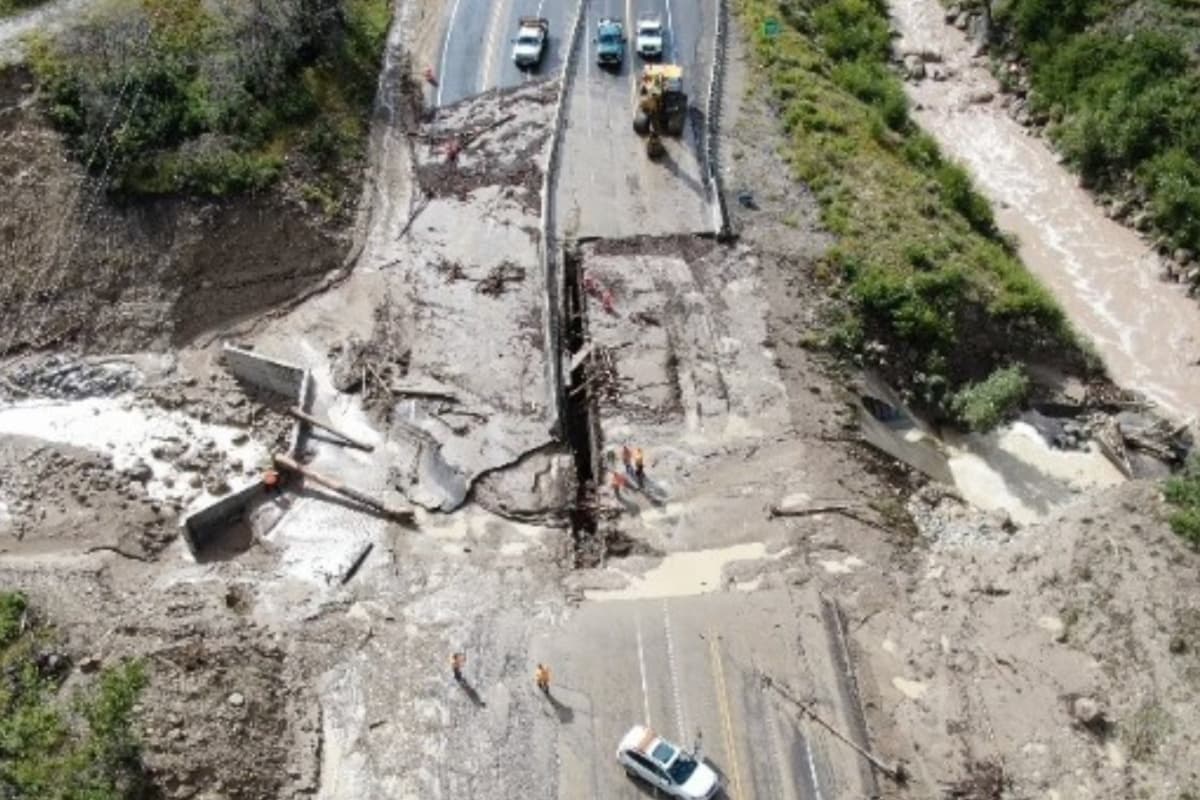 Dos carreteras de Utah fueron completamente cerradas de ambos lados debido a daños y escombros que las cubrían después de deslizamientos de tierra, informó la Patrulla de Caminos de Utah.