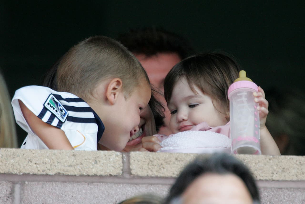 Sus padres eran amigos del matrimonio de Victoria y David Beckham, por lo que Suri recibía la atención de sus hijos, como muestra esta imagen de 2007, en la que Romeo la entretiene.