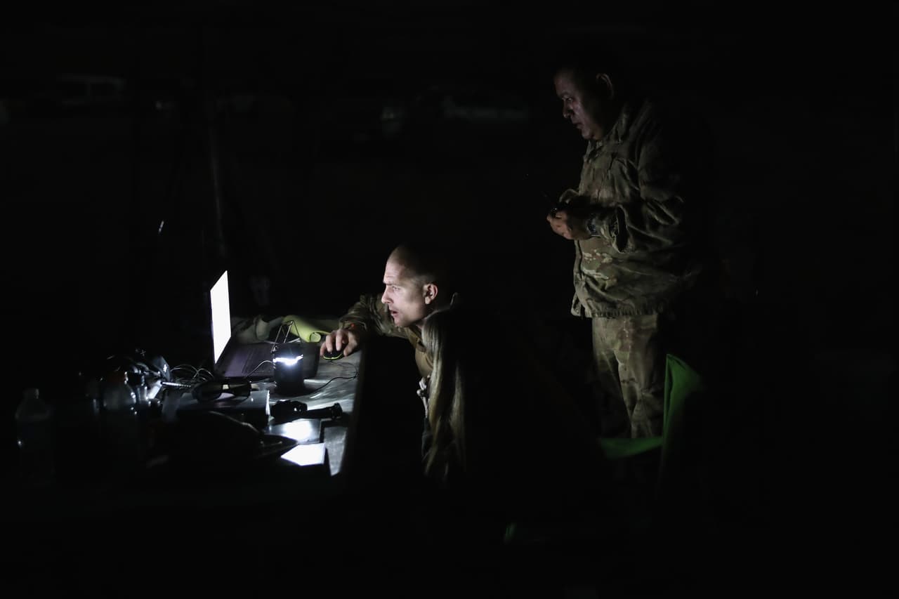 El grupo cuenta con cámaras escondidas y siguen a través de las computadores el trayecto de los inmigrantes