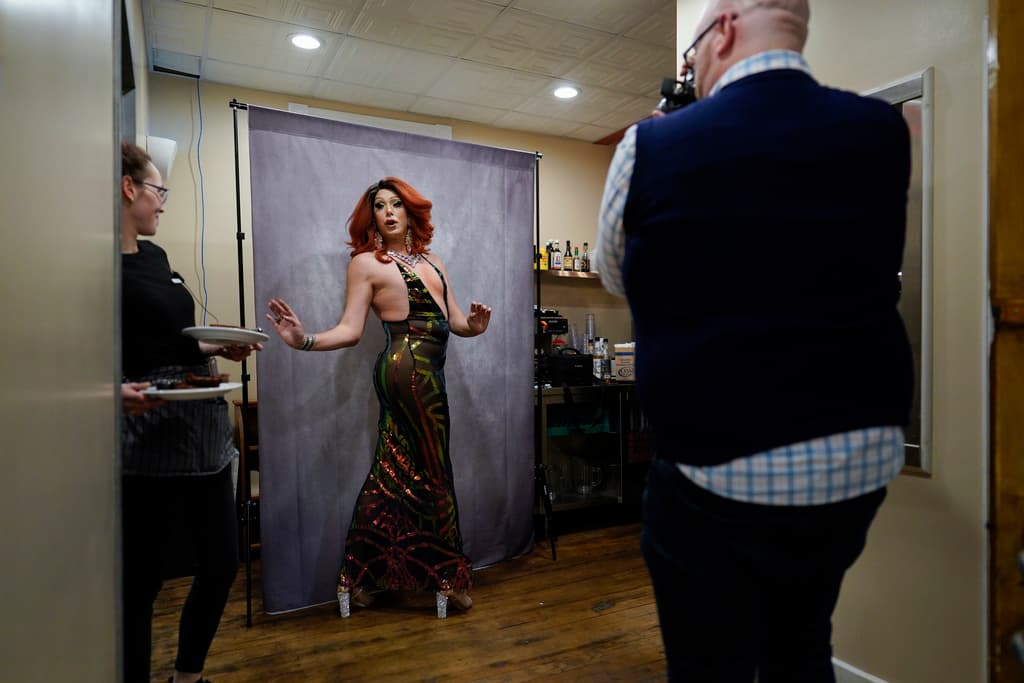 La drag queen Harpy Daniels, alias Joshua Kelley, posa para una fotografía tomada por Ryan Geiger, antes del espectáculo. Daniels, gemela de Trixy Valentine, es un marino de Estados Unidos y ha tenido tres campañas en el portaaviones USS Ronald Reagan.
