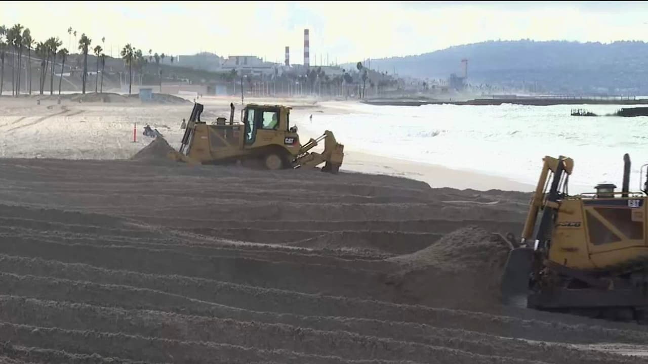 Construyen dunas gigantes para proteger de la marea alta a viviendas cerca de la playa