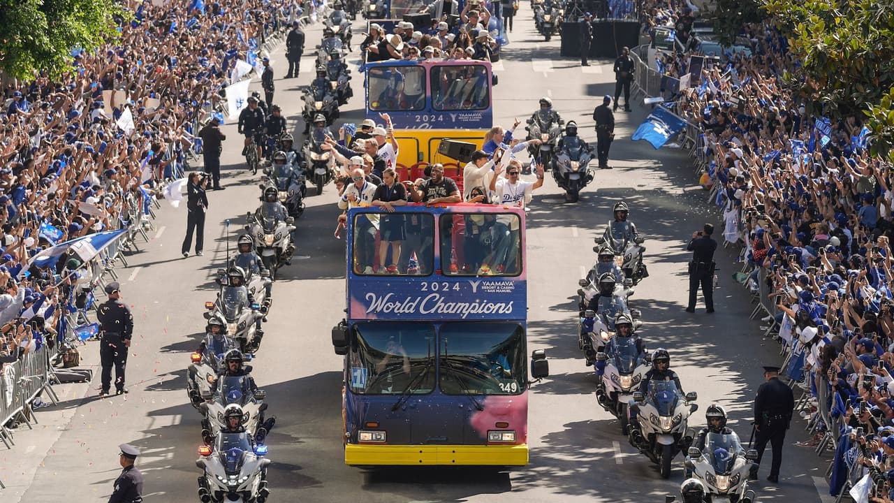 Dodgers celebran su título de Serie Mundial con desfile por el centro de Los Ángeles