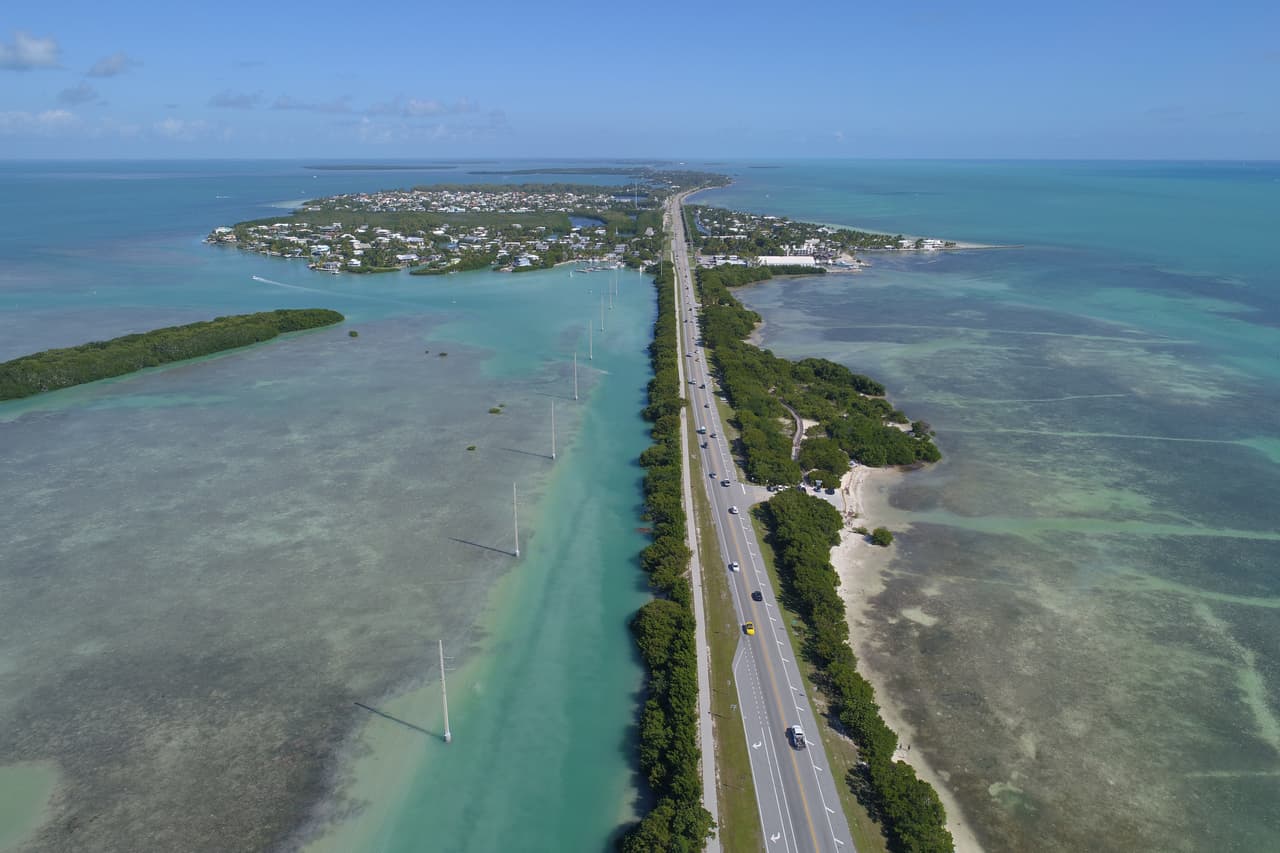 Para nadie es un secreto que la autopista de Ultramar, Ruta 1, es una de las más hermosa del país. El trayecto comienza en Miami y termina en los Cayos de Florida. La ruta tiene 113 millas de largo y se pueden ver paisajes llenos de arrecifes de coral.
<br>
<br>Una de las mejores experiencias de esta autopista es la sensación de flotar sobre el agua.