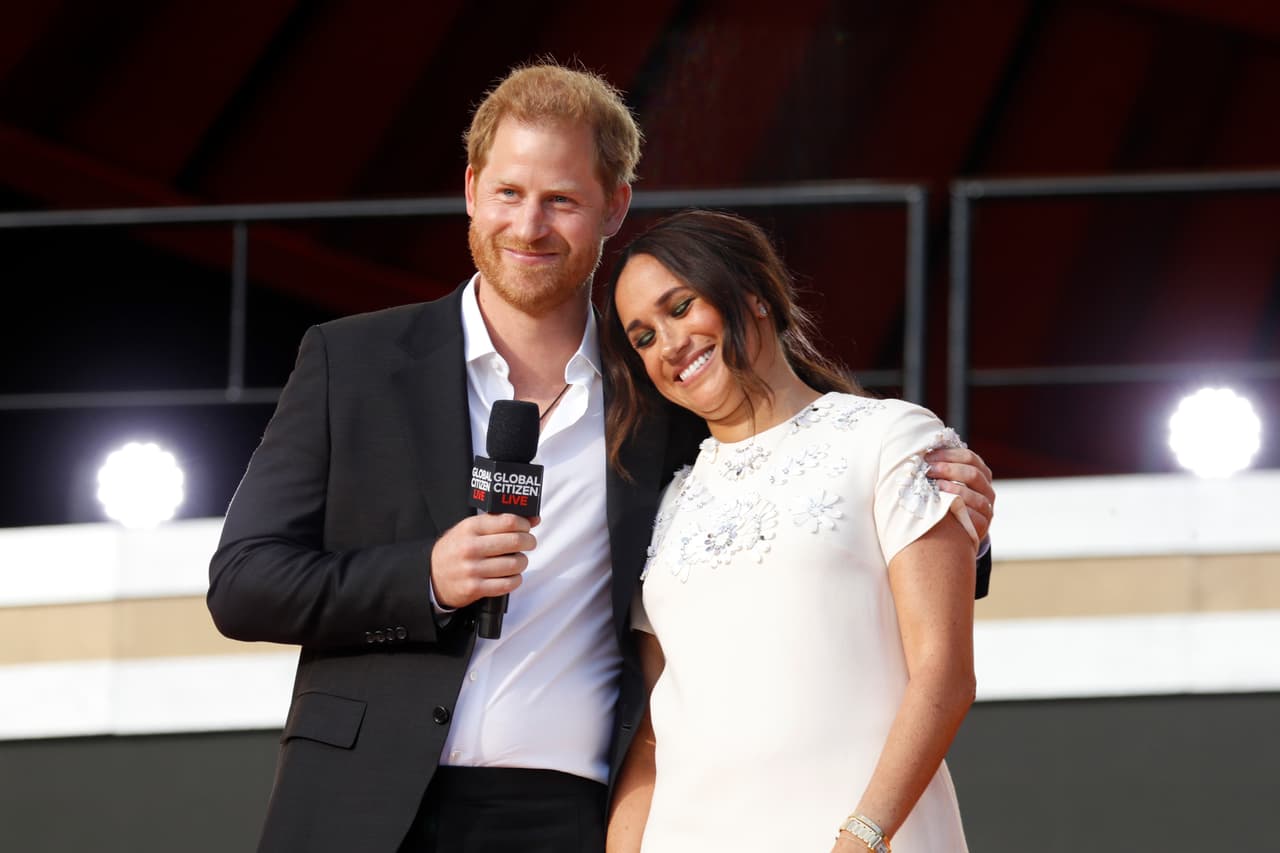 Markle apareció con
<b><a href="https://www.harrods.com/en-gb/shopping/san-gallo-couture-mini-dress-17196287?utm_source=ran_uk&utm_medium=affiliate&utm_campaign=3024823_Mail+Online&utm_content=894670&ranMID=36666&ranEAID=8%2Fbtisdd0hQ&ranSiteID=8_btisdd0hQ-_jIxTT87n4OUXwFLUI.Sgw" target="_blank">un mini vestido Valentino</a></b>, con un valor de 3,300 libras esterlinas
<b>(unos 4,516 dólares)</b>, según la tienda en línea de Harrods.
<br>