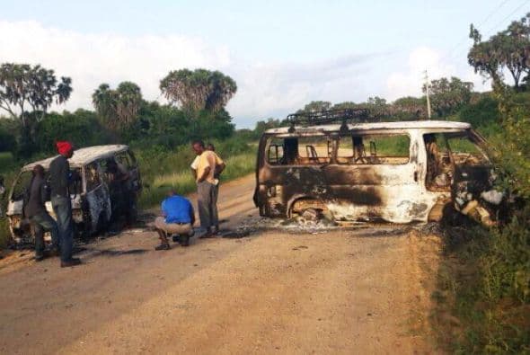 El ataque habría durado unas cuatro horas, en las que los asaltantes mantuvieron retenidos a muchos lugareños.