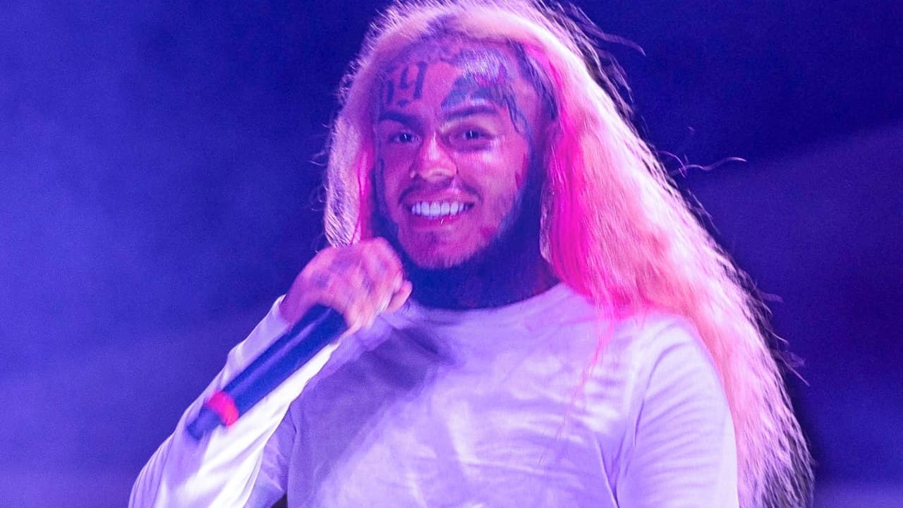 6ix9ine es liberado de madrugada y presume nuevo look