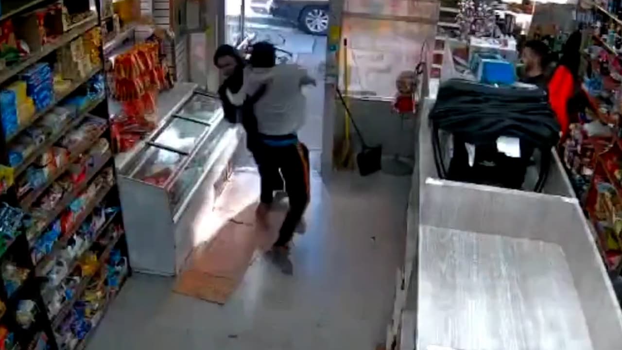 Policías disparan contra sospechoso armado que participó en riña en una bodega del Bronx