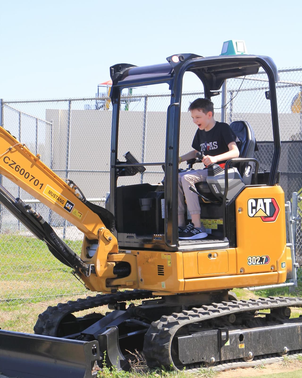 <h2 class="cms-H2-H2">Dig World: Entradas y ubicación</h2>
<br>
<br>📍 Ubicación: 
<a href="https://www.google.com/maps/place/Dig+World/@29.7789773,-95.8096795,15z/data=!4m2!3m1!1s0x0:0x22a024f53064da9a?sa=X&ved=1t:2428&ictx=111" target="_blank">5000 Katy Mills Blvd, Suite 455, Katy, TX 77494</a>
<br>⏰ Horarios: Sábado de 9:00am a 5:00pm y Domingo de 11:00am a 5:00pm 
<br>🎟️ Costo de las entradas: $24.99 los sábados y domingos por dos horas. Los jueves y viernes de 9:00am a 11:00am la entrada cuesta $19.99
<br>Existen paquetes de membresías anuales y también para hacer fiestas de cumpleaños. 
<a href="https://ecom.roller.app/digworld/booknow/en-us/products?date=2024-05-11" target="_blank">Las entradas pueden comprarse aquí. </a>