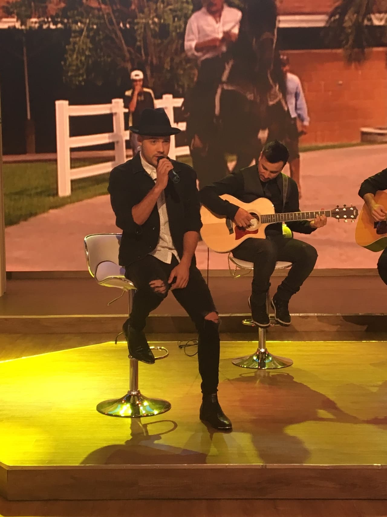 "Eso y más" fue la canción que nos interpretó William.