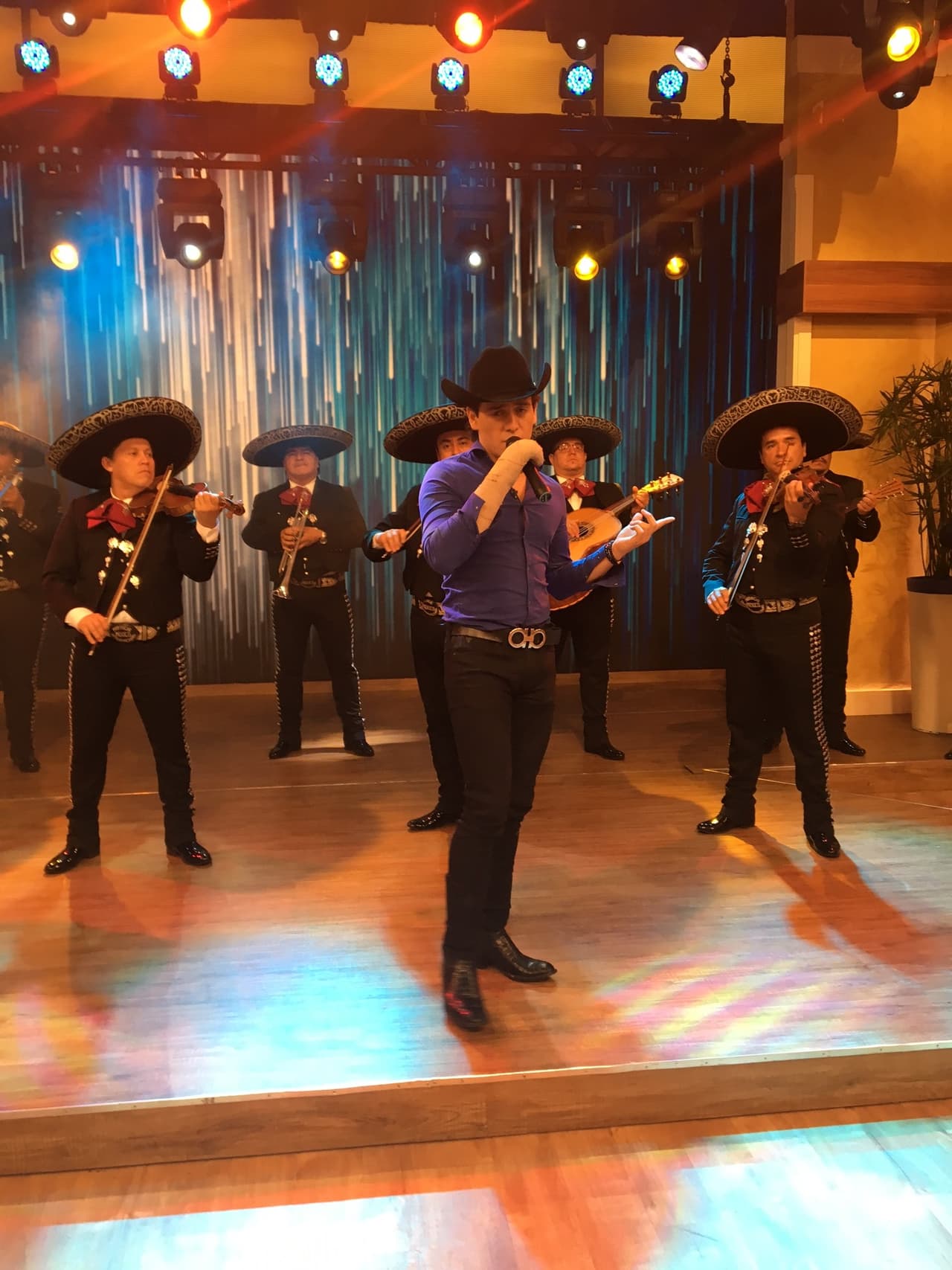 Julián nos derritió con su emotiva actuación. ¡Joan Sebastian, vives en nuestro corazón!