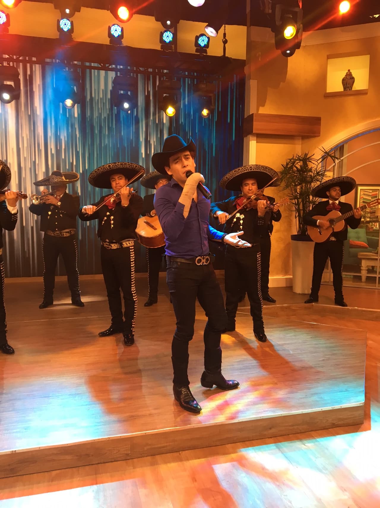 En el mes de julio, Julián hizo su debut como cantante en unos de los escenarios más importantes de la ciudad de Nueva York; en el Webster Hall.