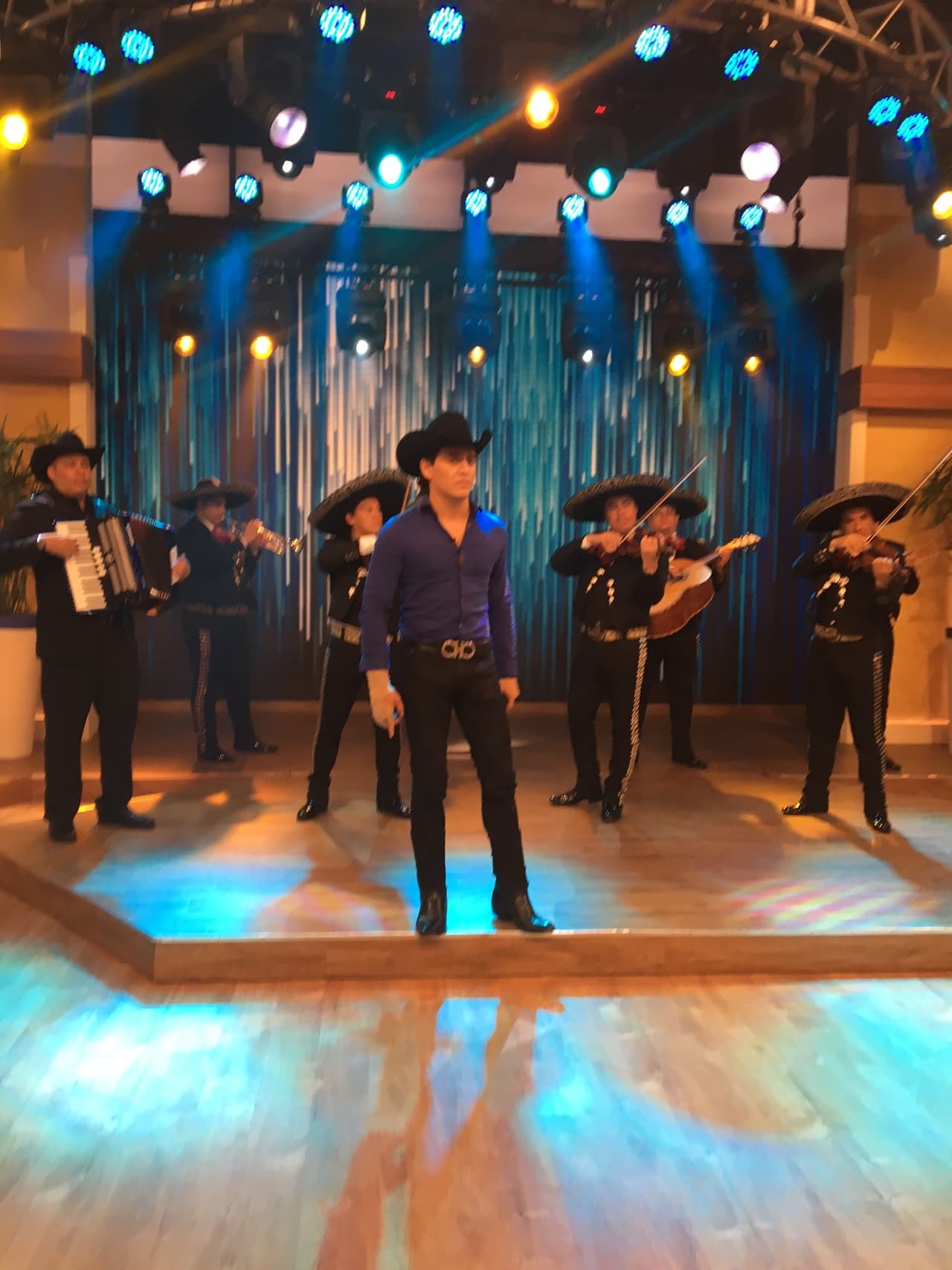 Julián interpreta a su padre, cuando era joven, en la serie "Por Siempre…Joan Sebastian".