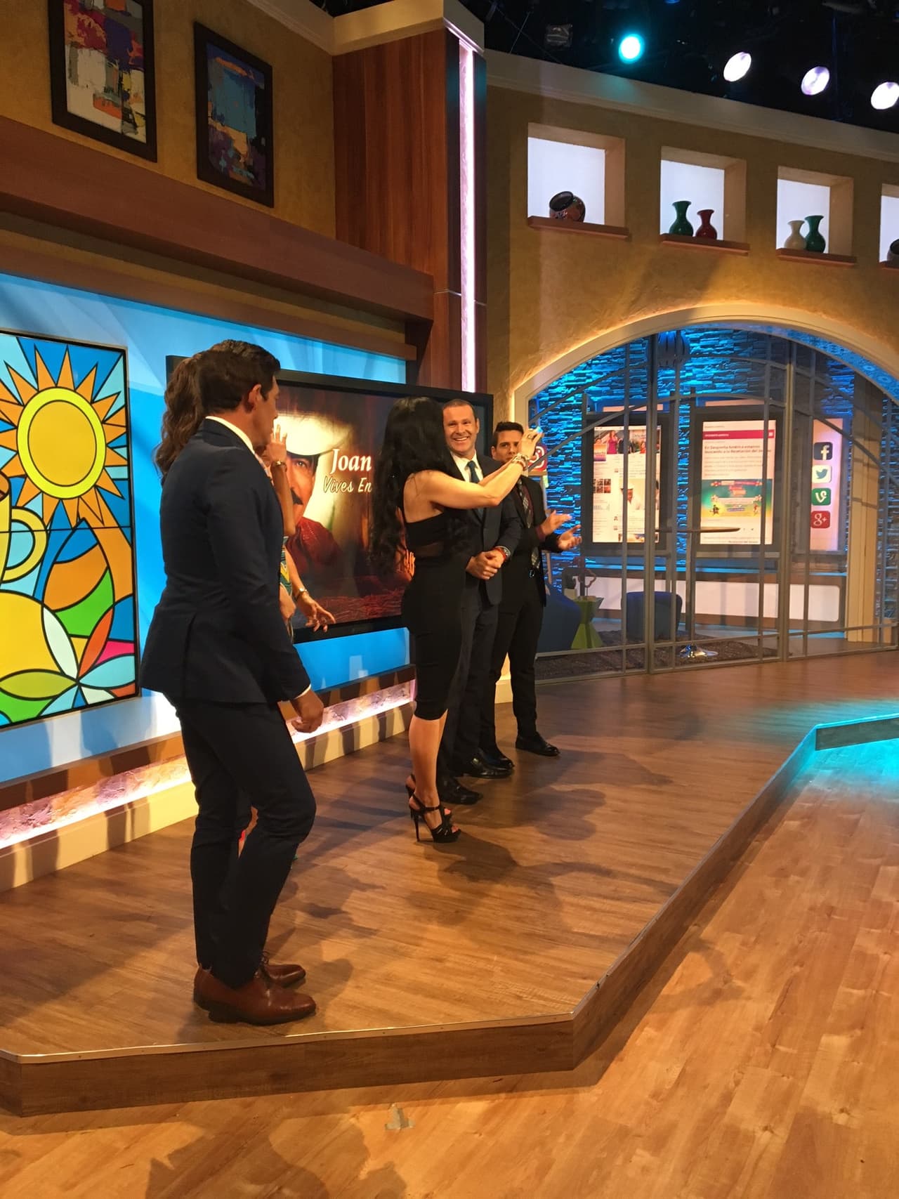 Mientras Maribel grababa, Alan no perdía oportunidad de bromear un poco con ella.