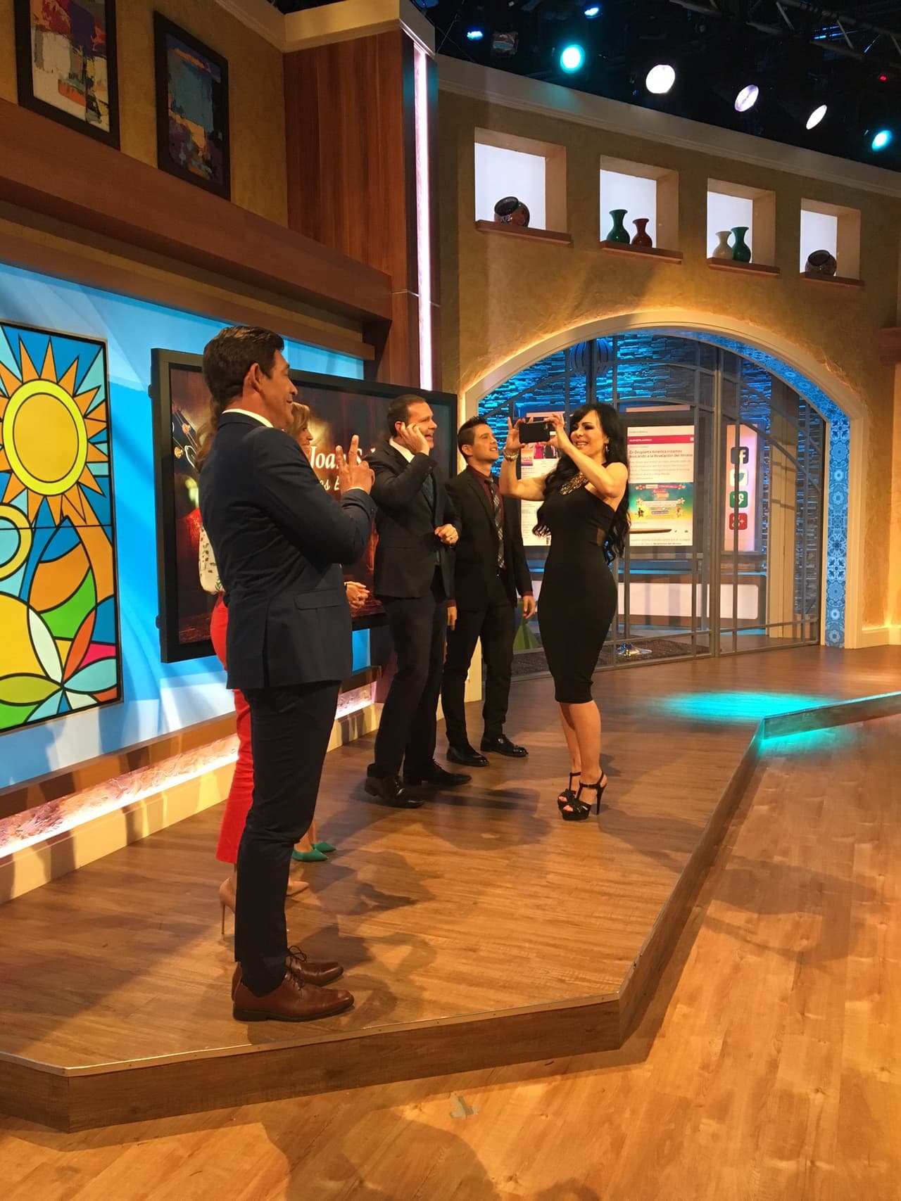 Maribel no perdía detalle de la participación de Julián y estaba grabando las reacciones de todos.