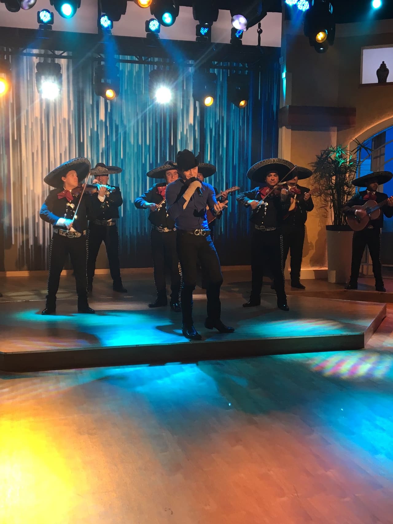 Julián hizo suyo el escenario cantando "25 rosas"