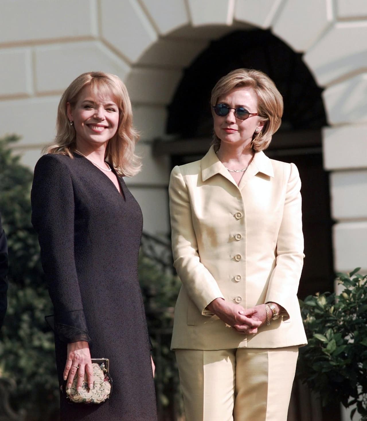 Los tonos claros y cremas fueron una constante en sus viajes y apariciones como Primera Dama. A veces parecía que simplemente repitiera una y otra vez un traje, pero en realidad pequeñas variaciones en el cuello o la abotonadura delataban que eran modelos diferentes. (JOYCE NALTCHAYAN/AFP/Getty Images)