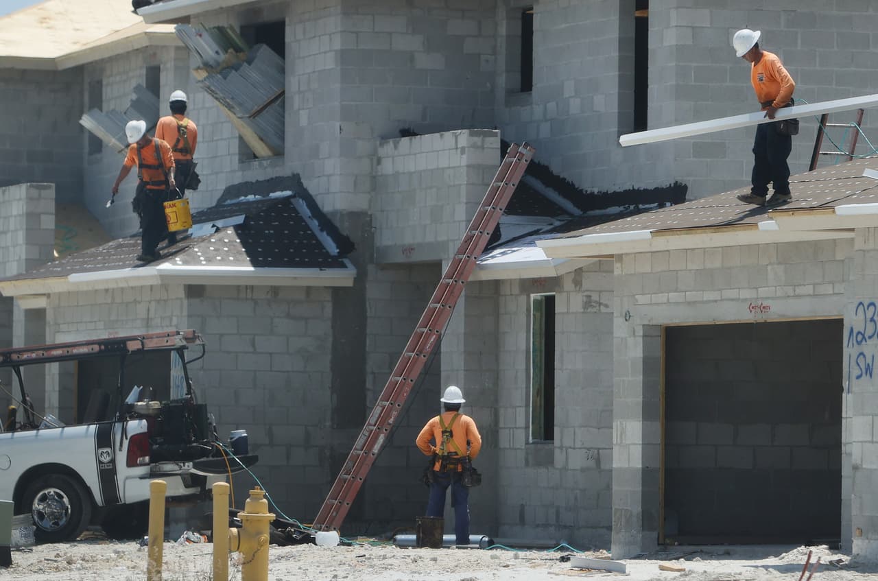 Si no estás seguro del nombre de tu empleador, puedes tomar una fotografía con un teléfono celular de cualquier información de identificación sobre cualquier negocio en su lugar de trabajo, incluyendo cualquier nombre de compañía en un vehículo.