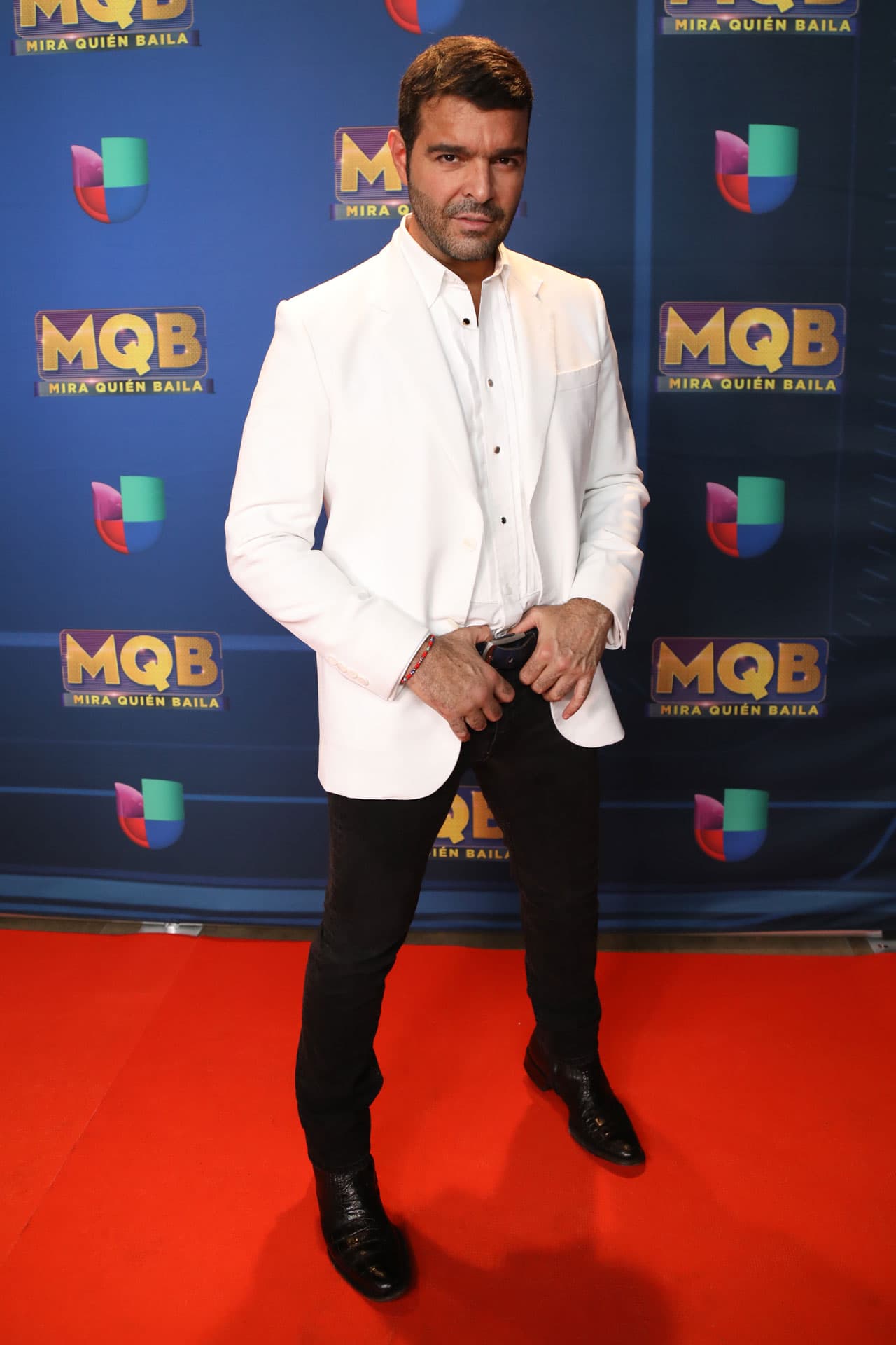 Pablo Montero también optó por un conjunto en blanco y negro.