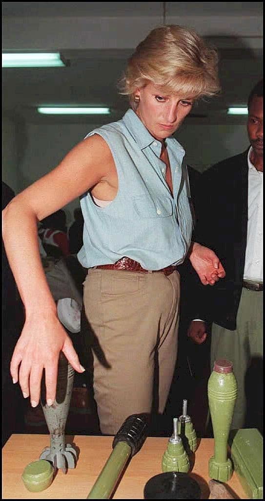 El problema no solo es la larga vida útil del explosivo, que queda amenazante décadas después de que un conflicto termine, sino que
<b> las minas antipersonales son incapaces de distinguir entre la pisada de un soldado o un niño que está jugando a la pelota. Por eso matan o hieren indiscriminadamente a civiles, socorristas o soldados.</b>
<br>
<br>En la foto, Diana revisa un grupo de diferentes minas terrestres en el Centro de Entrenamiento de Minas, en Viana, Angola, el 14 de enero de 1997.