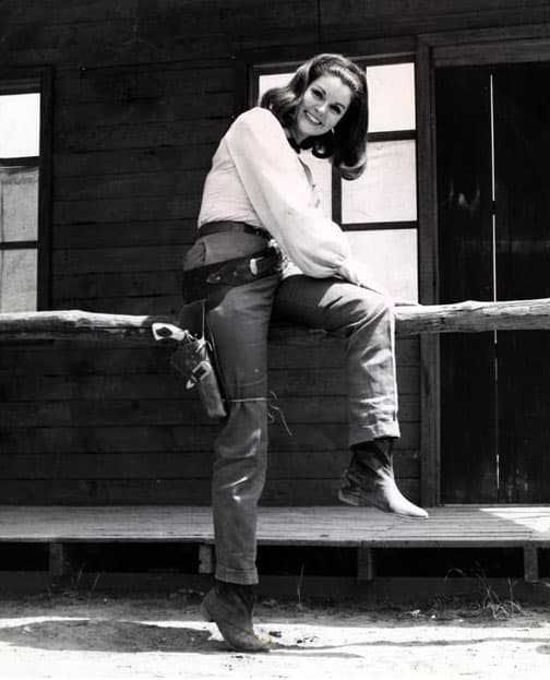 Alma Delia Susana Fuentes González nació el 22 de enero de 1937 en la Ciudad de México. Debutó a los nueve años en ‘Sinfonía de una vida’, cinco años después participó en el filme ‘Los olvidados’, filme que la lanzó a la fama internacional.