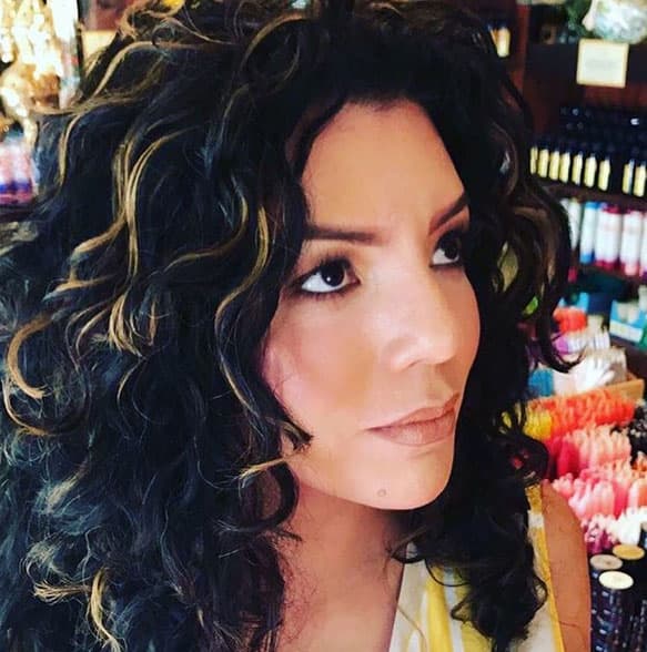 Deseret nació en Guateque, en el departamento de Boyacá, en Colombia y, como El Niño Prodigio, supo desde pequeña que iba a dedicarse a la adivinación, ya que según ella desde niña "
<b><a href="http://www.eluniversal.com.co/suplementos/facetas/deseret-tavares-mas-alla-de-lo-evidente-244464">era consciente de su don</a></b>".