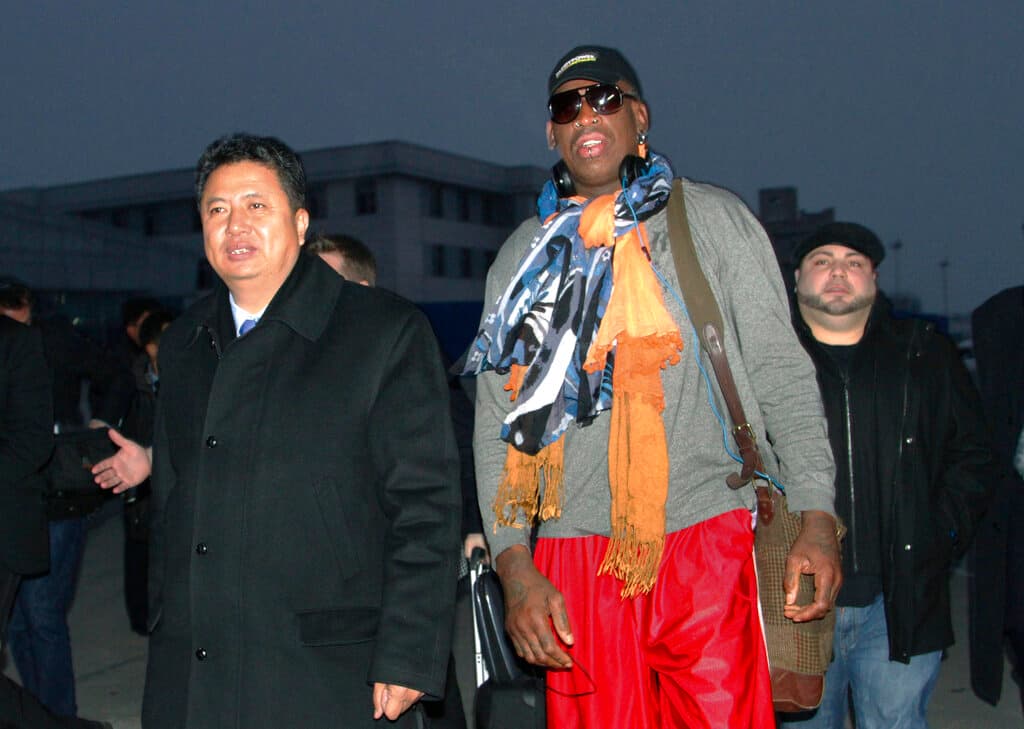 Dennis Rodman con el viceministro de deportes de Corea del Norte, Son Kwang Ho, el 19 de diciembre de 2013 en Pyongyang.