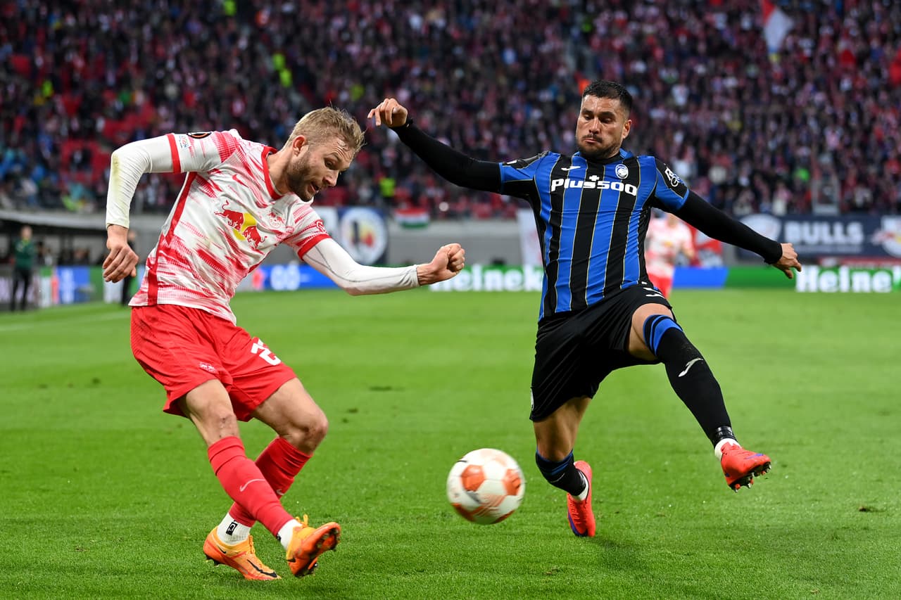 Fieles a su estilo los italianos jugaban con el balón controlado e intentaban con contraataque.
