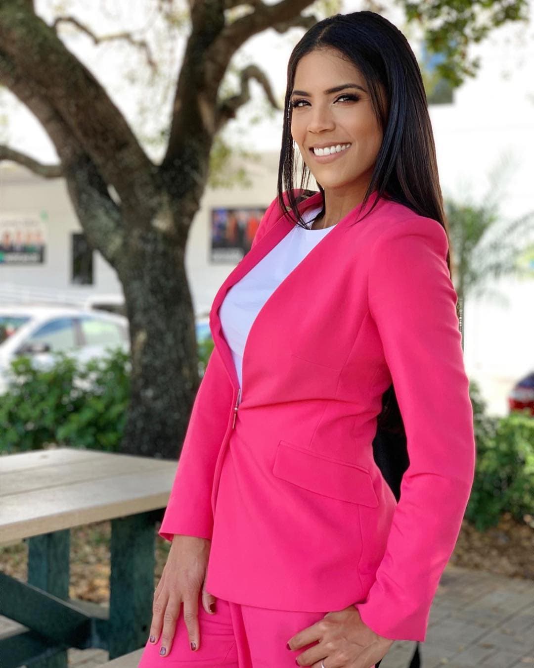 En cuanto al diseño, aquí la vemos con un modelo más convencional, abotonado y con bolsas a los lados. Pero lo que nos encanta es que lo prefirió en color rosa fucsia, una tonalidad vibrante que tomó fuerza en los últimos meses.