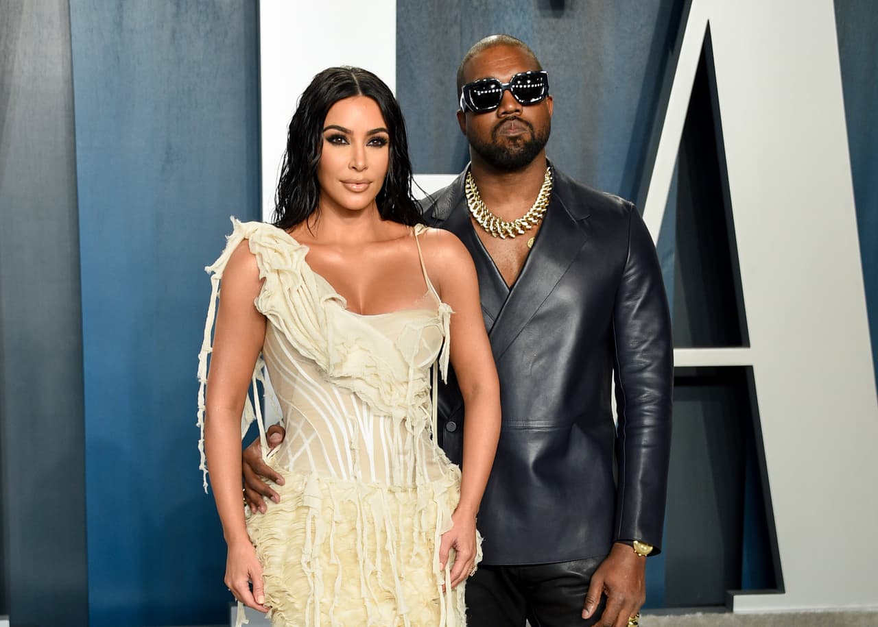 Kardashian ha estado al pendiente de la salud mental de West, pero el divorcio se debe a que "
<b>Kim ha crecido mucho</b>. Se toma en serio el examen de la abogacía y se toma en serio su campaña de reforma penitenciaria".
<br>