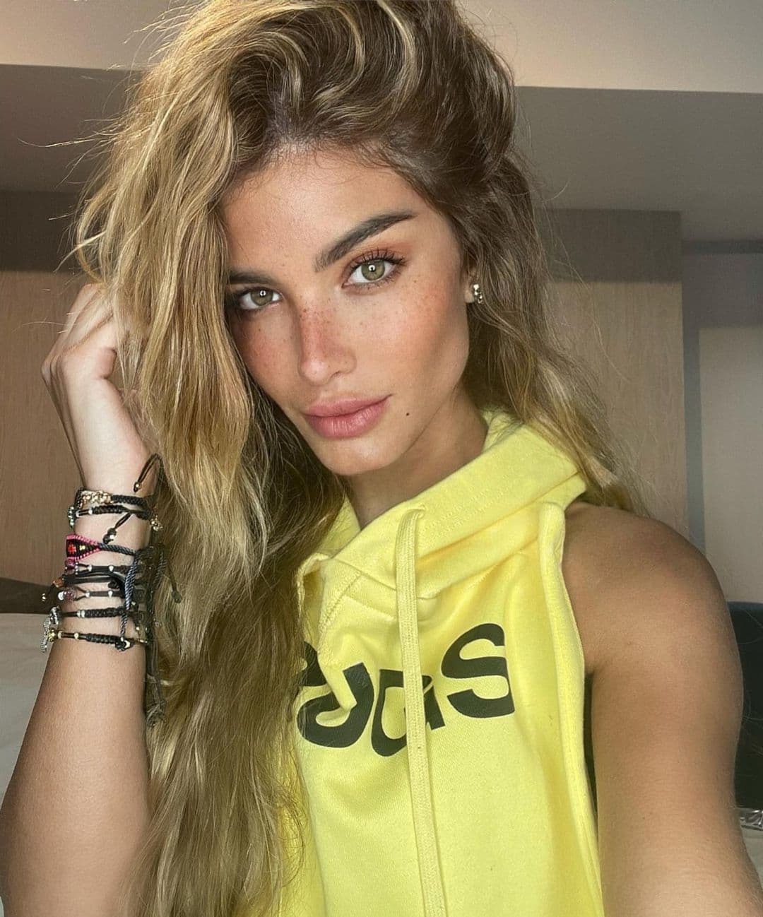 Nicky Jam dio a conocer su noviazgo con la modelo en septiembre de 2021, tras ser captados juntos en varias ocasiones.