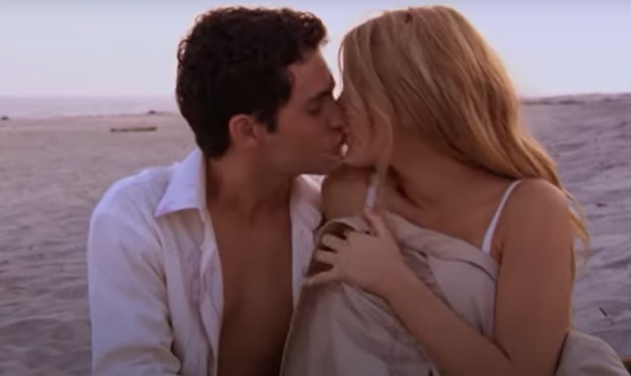 Pero el mejor beso que ha dado en pantalla, según reveló en una entrevista en ‘Mira lo que sucede en vivo’ fue Blake Lively, quien durante años fue su pareja en la trama de ‘Gossip Girl’. El actor confesó que esta decisión se debe a que en ese entonces eran novios fuera de escenas. Curiosamente, Lively es a la vez el peor beso que ha tenido Penn Badgley, pues al terminar su relación tuvieron que seguir besándose en la serie, lo cual resultaba ser algo incómodo.