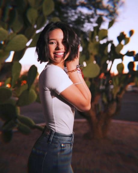 Incluso ayuda a resaltar el brillo natural del cabello. Lo que se traduce en la apariencia de una melena sedosa.