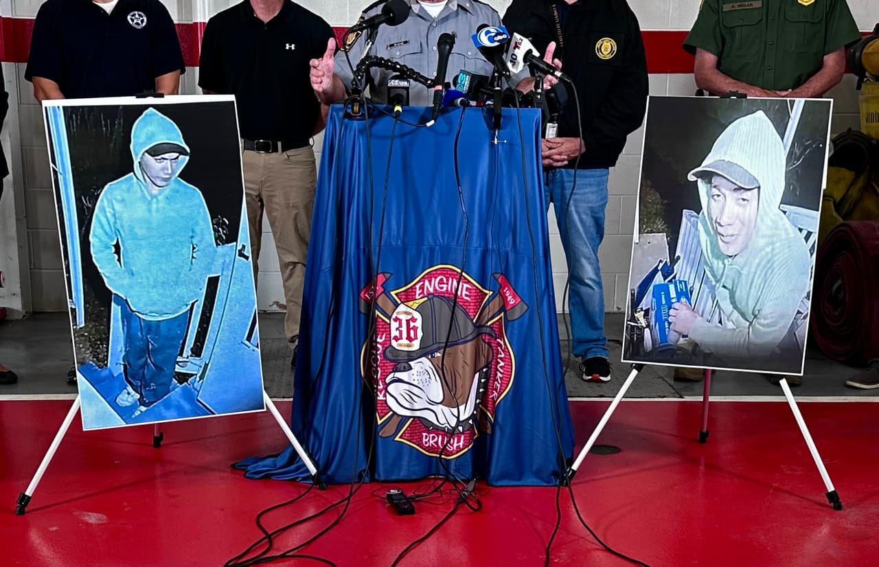 <b><a href="https://www.univision.com/local/philadelphia-wuvp/danelo-cavalcante-busca-ayuda" target="_blank">El fugitivo fue a buscar a un par de excompañeros</a></b> de trabajo; lo captaron cámaras de seguridad y las imágenes dejaron evidencia de que cambió su apariencia.