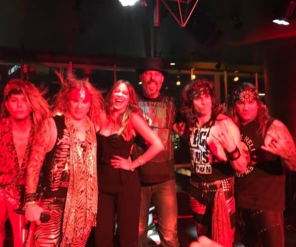 Sofía y Joe (usando una playera del "Use Your Illusion" de Guns N' Roses) posando con los Steel Panthers.