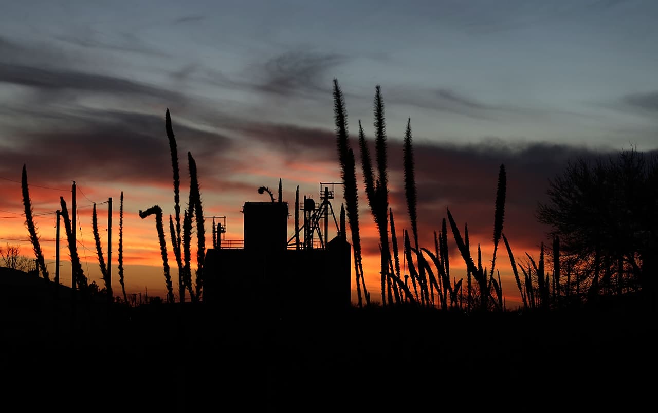 Entre las explicaciones más lógicas que se le dan al asunto de estas luces es que podrían ser los reflejos lejanos de automóviles que pasan sea por la autopista 67 o la 90, o algunas pequeñas hogueras a lo lejos, lo cual no satisface a los creyentes, que aseguran que muchas se mueven y otras no, y no vienen en pares.