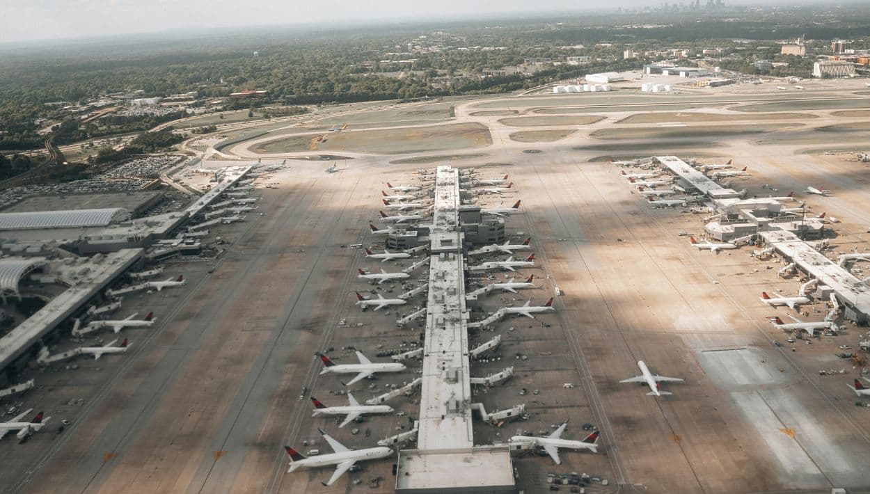 Mientras dormimos o volamos, ellos mantienen el cielo en orden