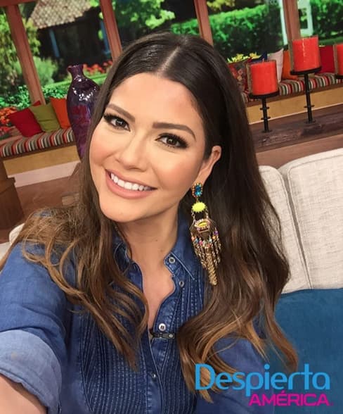 ¡Qué mejor manera de comenzar el día! Ana te saluda con una sonrisa.