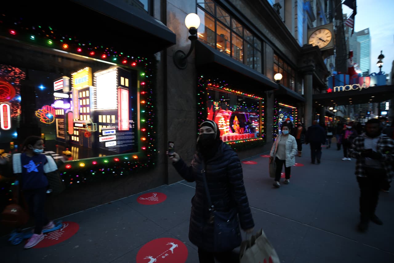 A pesar del frío, los neoyorquinos noo perdieron oportunidad para disfrutar de las vitrinas.