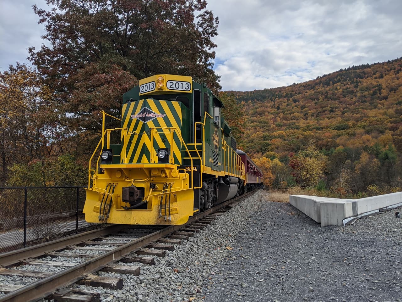 <b><a href="https://www.lgsry.com/" target="_blank">Lehigh Gorge Scenic Railway</a></b>: Encuentre un asiento acogedor en el ferrocarril panorámico de Lehigh Gorge en Jim Thorpe y prepárate para un paseo panorámico de 45 minutos a través del Parque Estatal Lehigh Gorge.