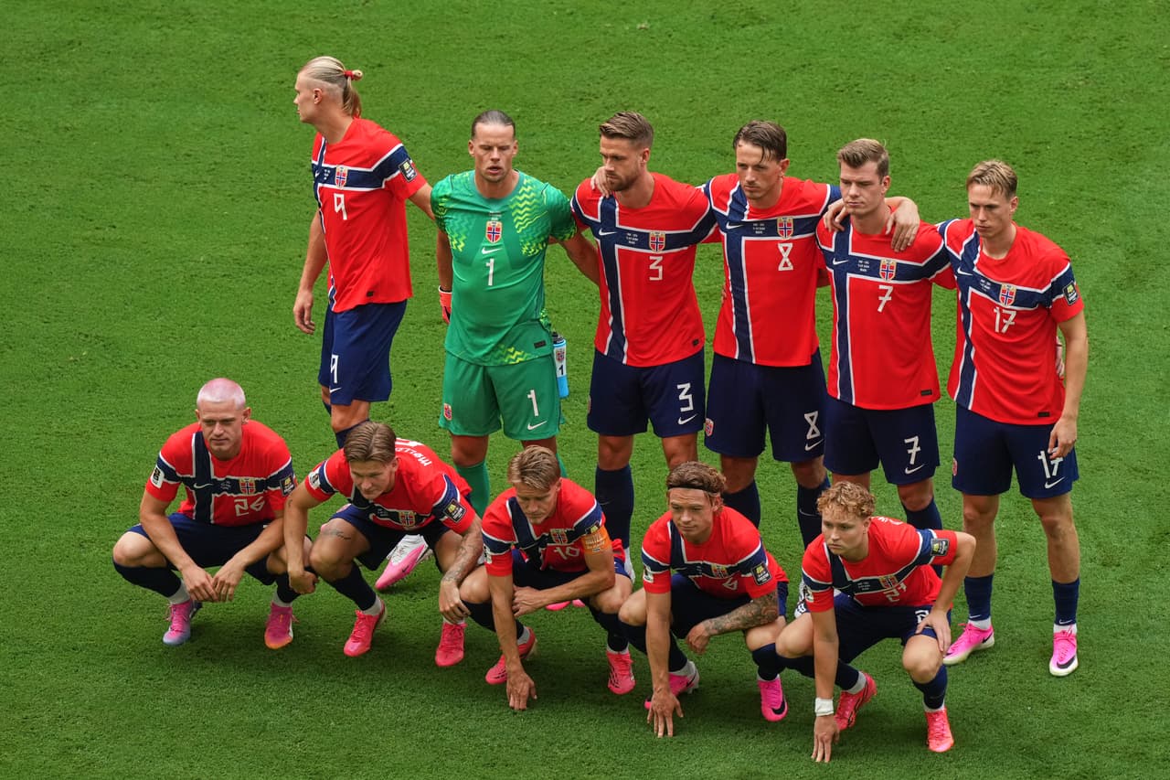 Jugadores de Noruega posan para una foto de equipo durante el partido de cuartos de final de la Copa Mundial de Fútbol entre Noruega e Inglaterra en Miami Gardens, Florida, el sábado 11 de julio de 2026.