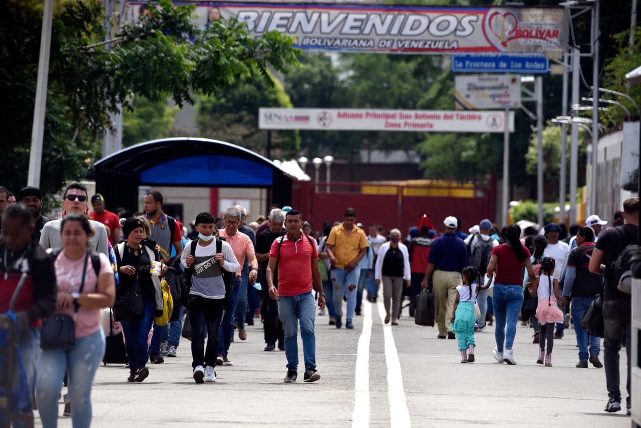 En un ambiente festivo, delegaciones de ambos países se reunieron en el puente internacional que se alza sobre el río Táchira.
<br>
<br>Del lado venezolano acudió Ramón Velásquez, ministro de Transporte, y del lado colombiano el presidente Gustavo Petro, el primero de izquierda en su país, quien inició el deshielo de las relaciones con Nicolás Maduro al reconocerlo como presidente legítimo de Venezuela al contrario a su antecesor, que
<a href="https://www.univision.com/temas/juan-guaido">apoyaba al líder opositor Juan Guaidó.</a>
<br>
<br>