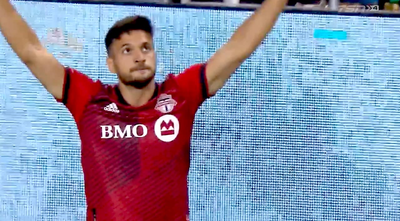 Jesús Jiménez vence al portero con un disparo cruzado y pone el 1-1