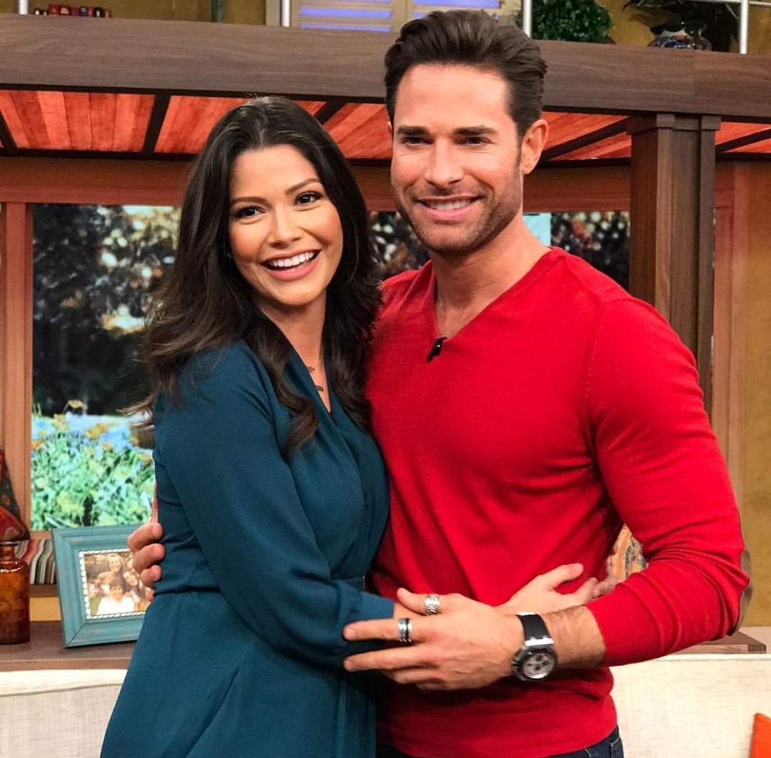 “Desde que hizo la telenovela de Rubí tenía ganas de darle un abrazo a Sebastián Rulli, hoy se me cumplió en Despierta América”, escribió Ana Patricia en una publicación en redes sociales que alcanzó casi 60 mil ‘me encanta’.
<br>
<br>