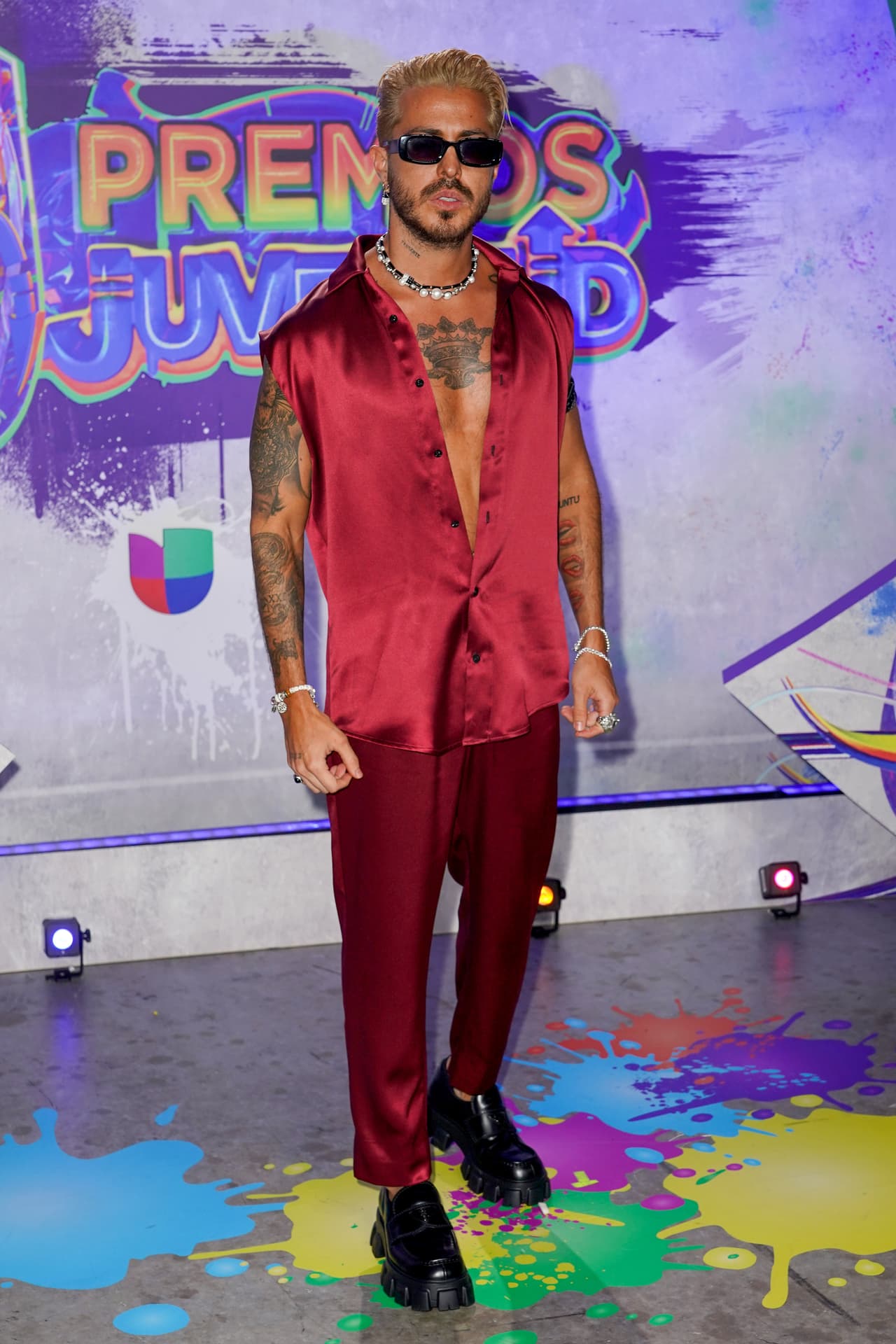 Llane también se dejó conquistar por la tendencia de los colores metálicos, él desfiló usando un look rojo.