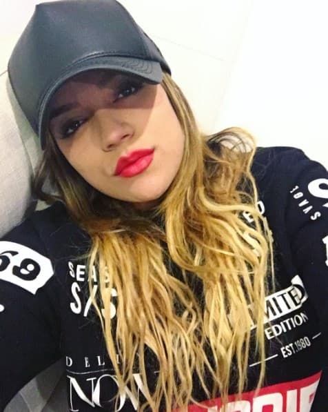 Usar un lápiz labial que llame la atención es la combinación perfecta para darle un toque muy femenino a tu imagen.