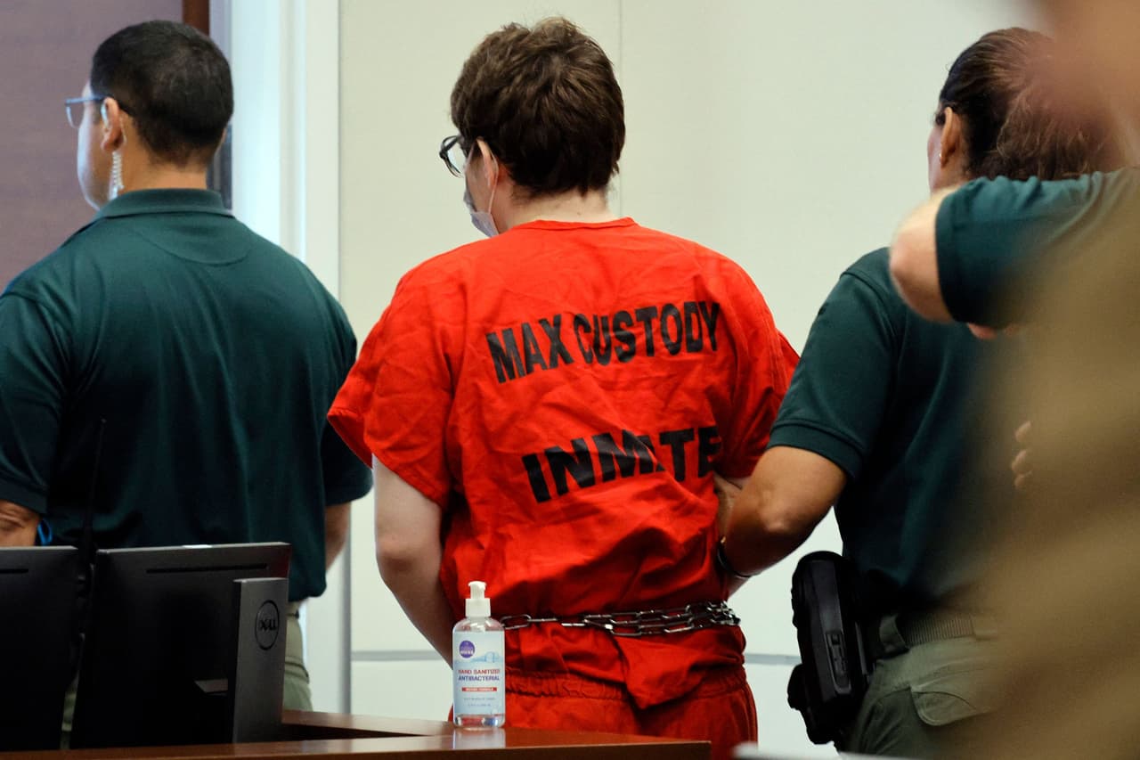 <b><a href="https://www.univision.com/noticias/justicia/masacre-de-parkland-sentencia-nikolas-cruz-marjory-stoneman-douglas">Masacre de Parkland: Nikolas Cruz sentenciado a cadena perpetua </a></b>
<br>
<br>Nikolas Cruz, autor de la masacre de Parkland, fue sentenciado el 2 de noviembre a cadena perpetua, tras evitar la pena de muerte porque el jurado no pudo acordar unánimemente dicha sentencia. El tiroteo ocurrió el Día de San Valentín de 2018 en la escuela secundaria Marjory Stoneman Douglas de Parkland, Florida y dejó 17 muertos.
<br>